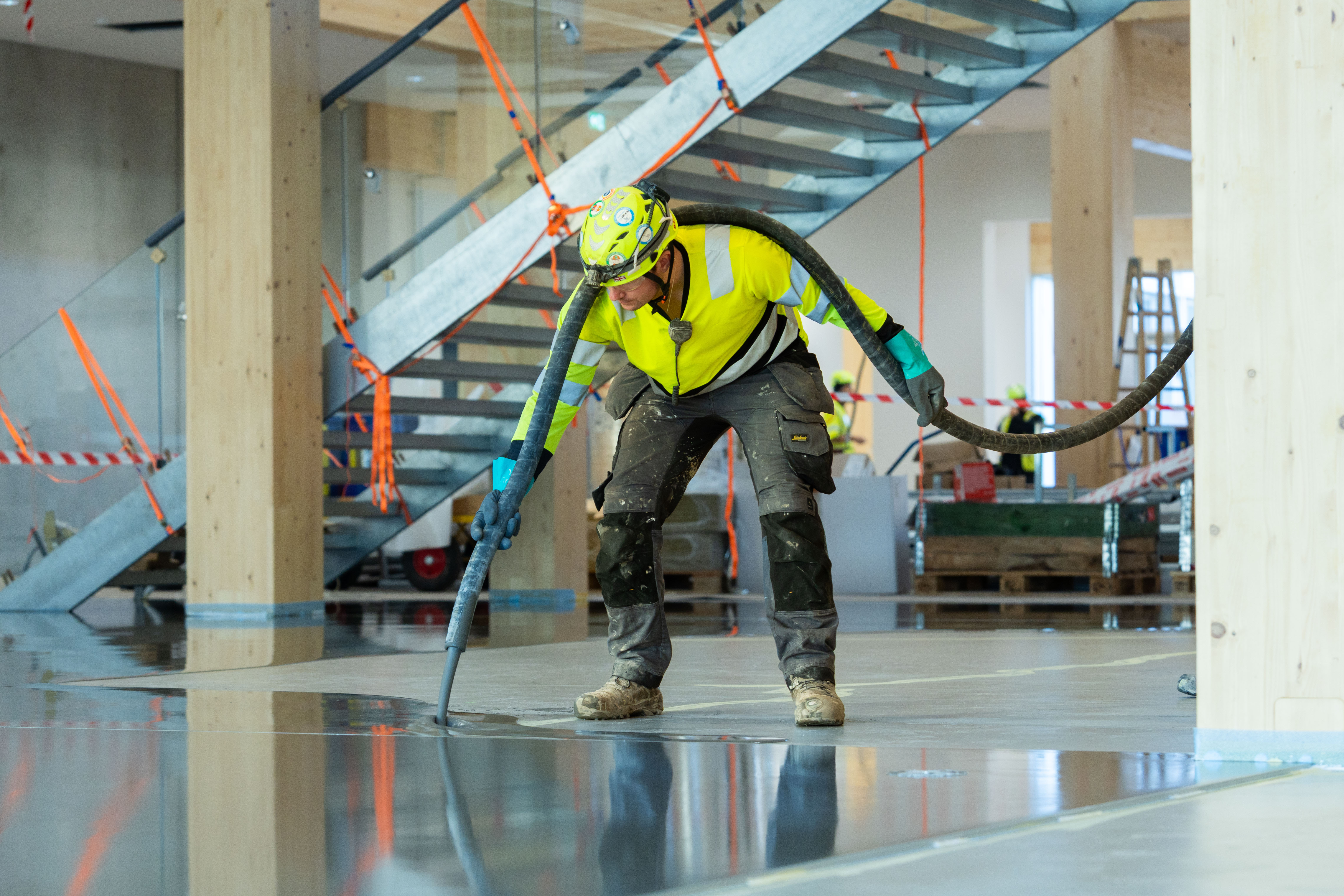 Støbning af ca. 8.000 m² undergulve med flydemørtel og trinlydsmåtte