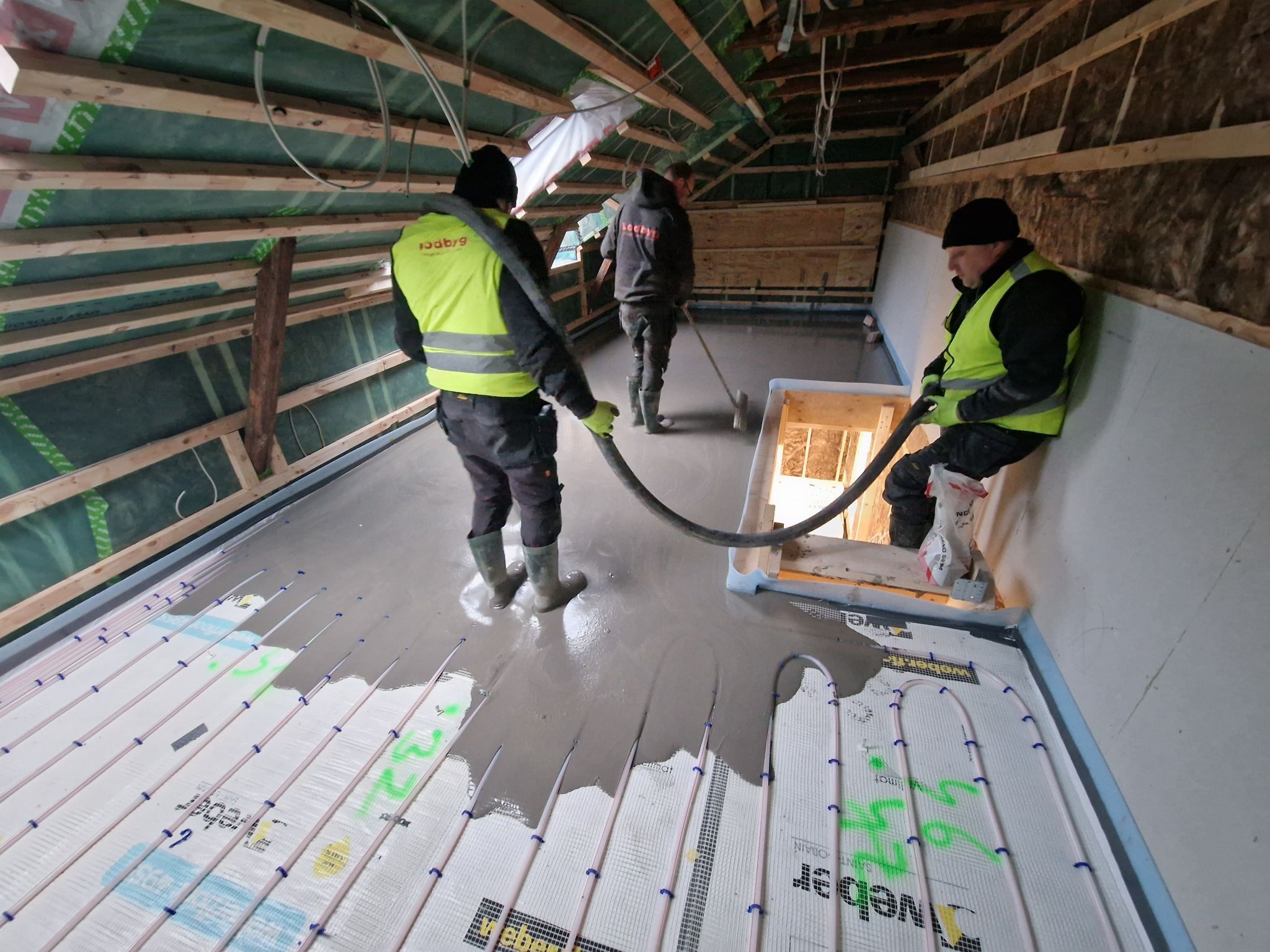 Støbning af undergulv med EPS-beton, trinlydsløsning og flydespartel